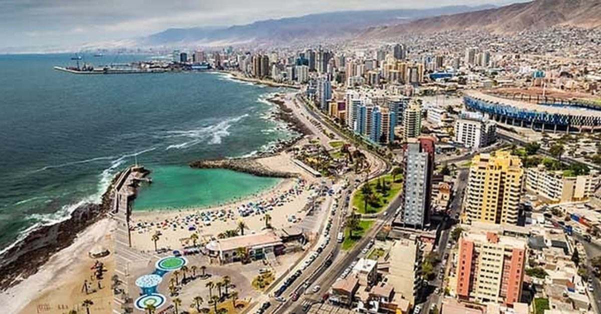 Vista aérea de Antofagasta: el balneario municipal, la costanera y los cerros del desierto al fondo.