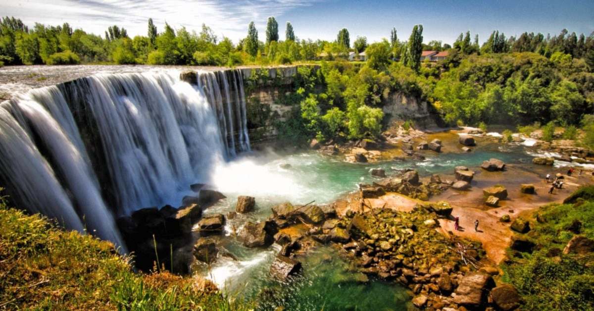 El Salto del Laja cayendo sobre el río entre roqueríos y bosque, en la Región del Biobío.