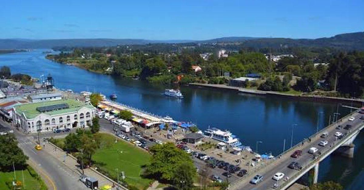 El río Calle-Calle a su paso por Valdivia, con el mercado fluvial y el puente sobre el río.