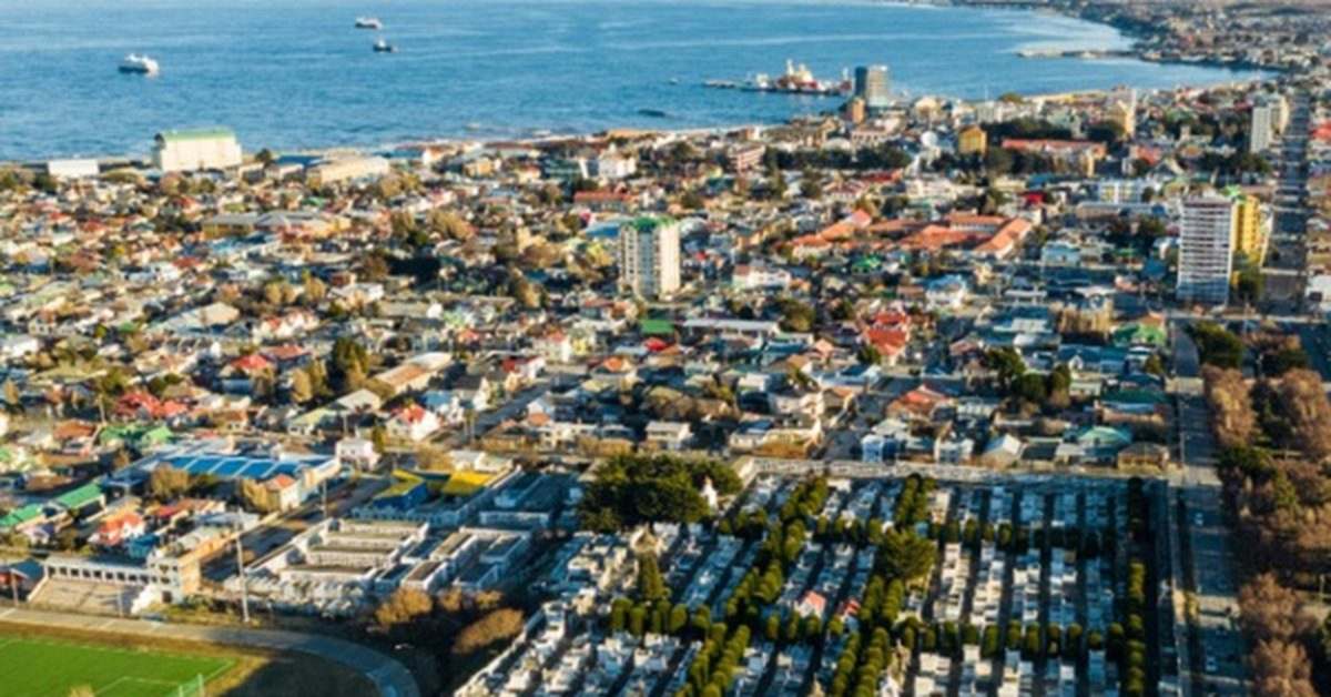 Vista aérea de Punta Arenas frente al estrecho de Magallanes, con sus techos de colores.