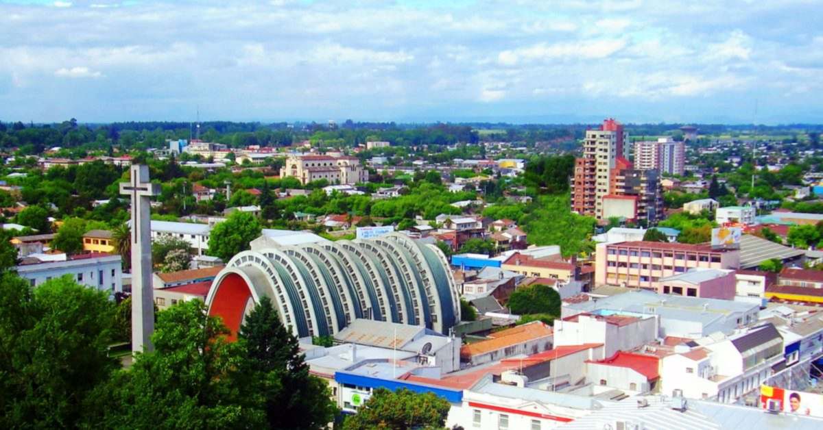 La catedral de Chillán y su cruz monumental sobre la ciudad, con el valle de Ñuble al fondo.